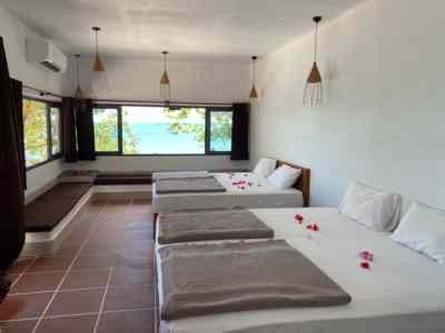 Room
            111